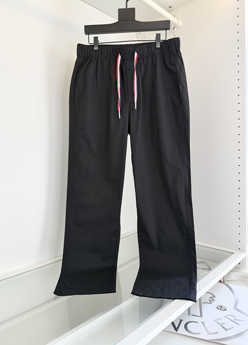 今日の気分で色を選ぶ 毎日を彩る3カラーの名品パンツ