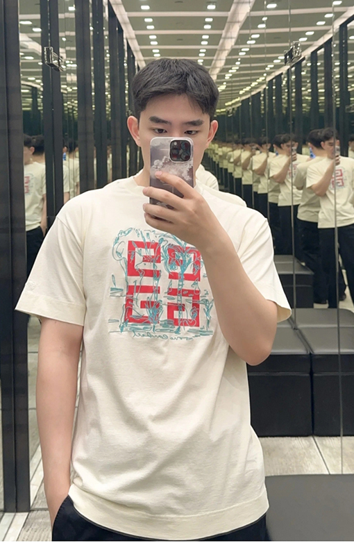 ジバンシイの新作Tシャツで魅せる2025春夏スタイル