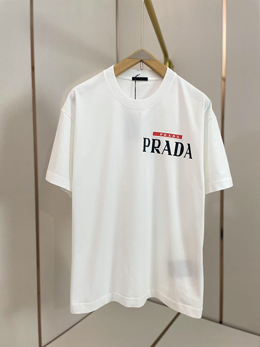 胸元の赤が語る、品格と個性──PRADA 2025春夏 レッドラベルTシャツの魅力