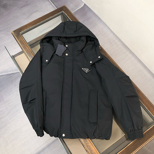 一着で冬コーデが完成する――プラダ 三角ロゴプレート ダウンジャンパー徹底ガイド