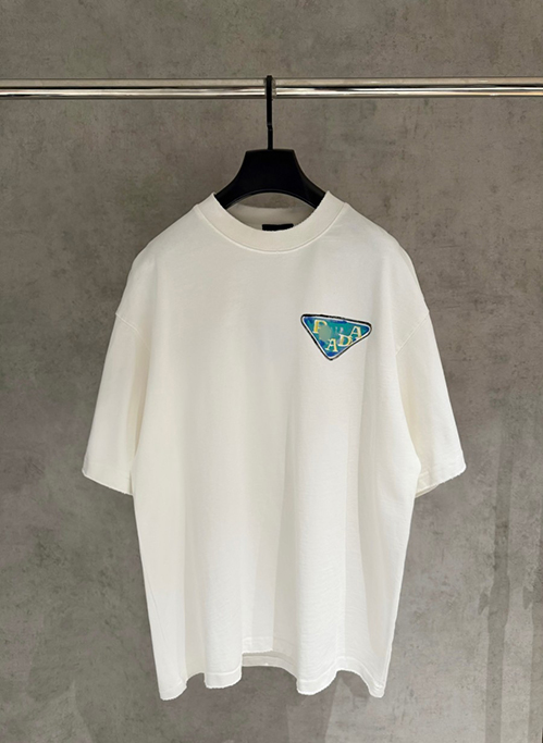 ミニマルなのに高級｜プラダ ベーシックTシャツ活用ガイド