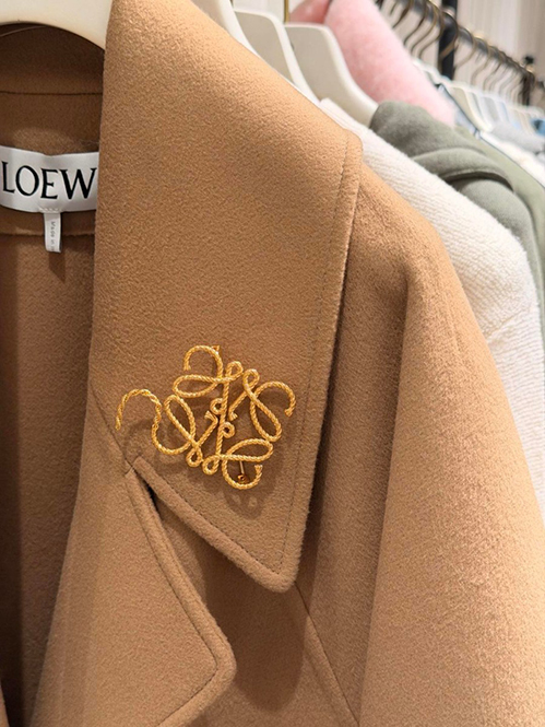 ロエベ 花 ブローチ｜フラワーモチーフで魅せる最新アクセサリートレンド