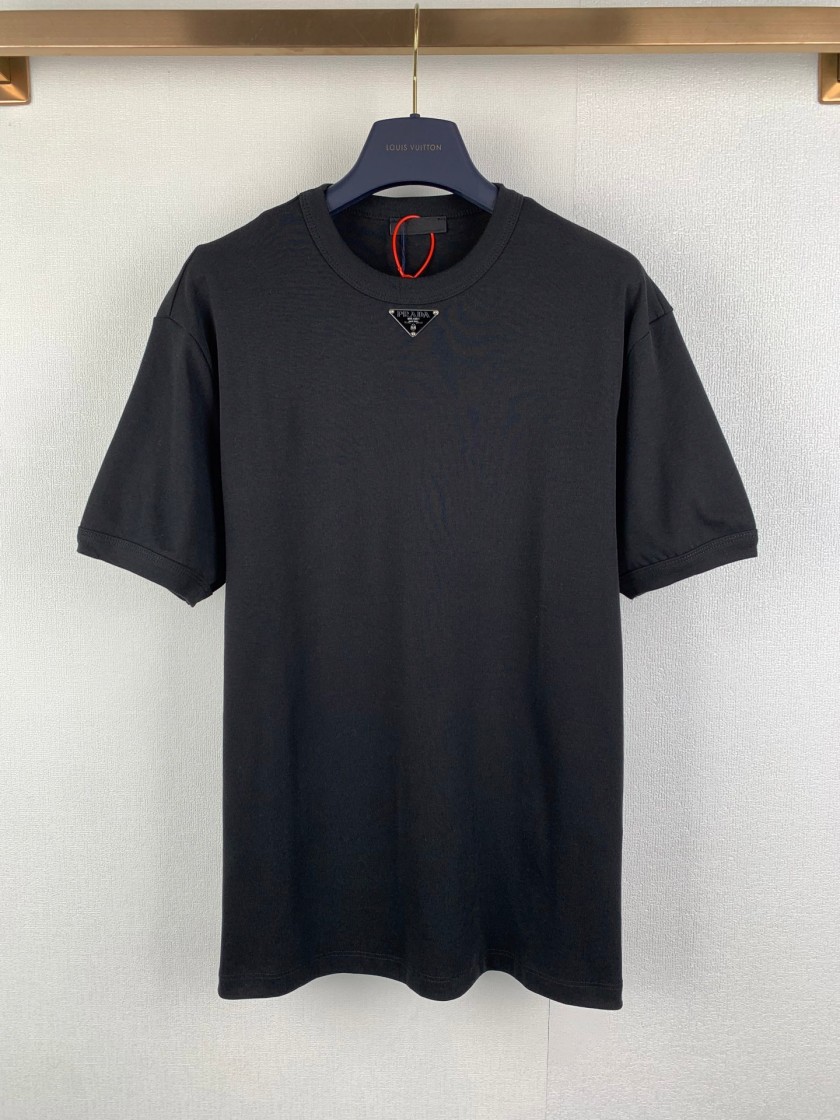 プラダ ミニマルロゴデザイン半袖Tシャツでつくる、洗練された夏のスタイル