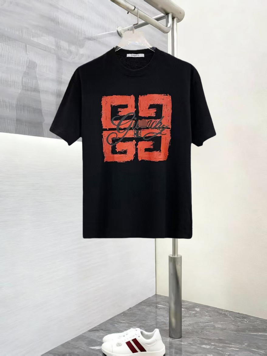 毎日着たくなるジバンシイのプリント半袖Tシャツが叶える洗練カジュアル