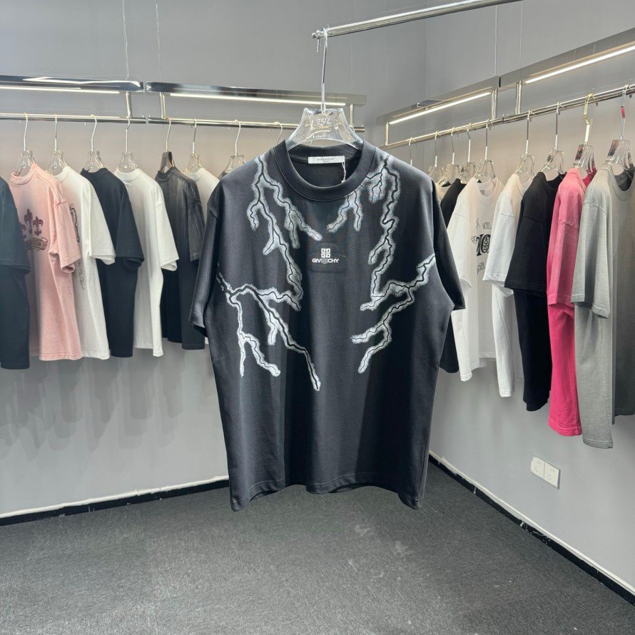ジバンシイのストリートエッセンスを纏うプリントTシャツの魅力