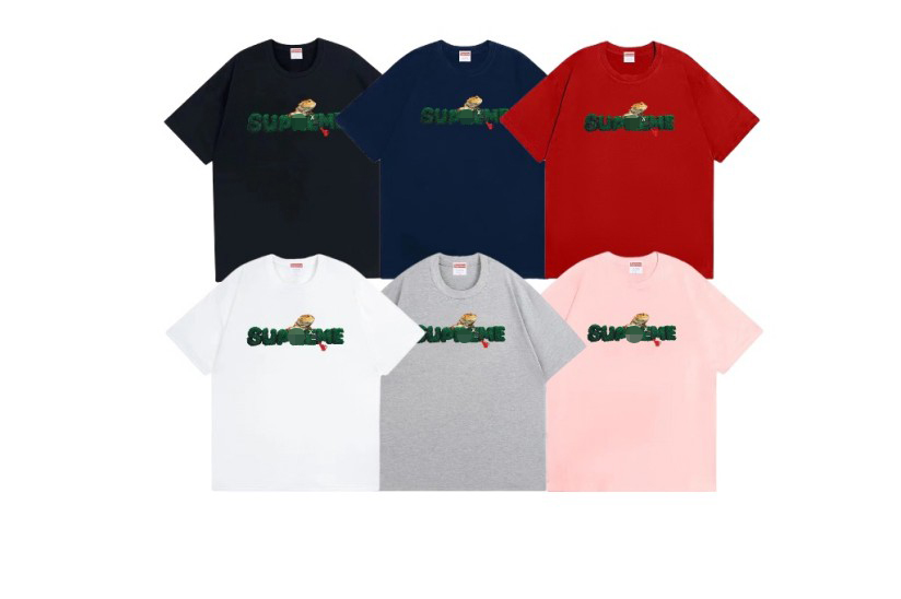 シュプリームのロゴプリント半袖Tシャツが生み出す、ストリートスタイルの王道