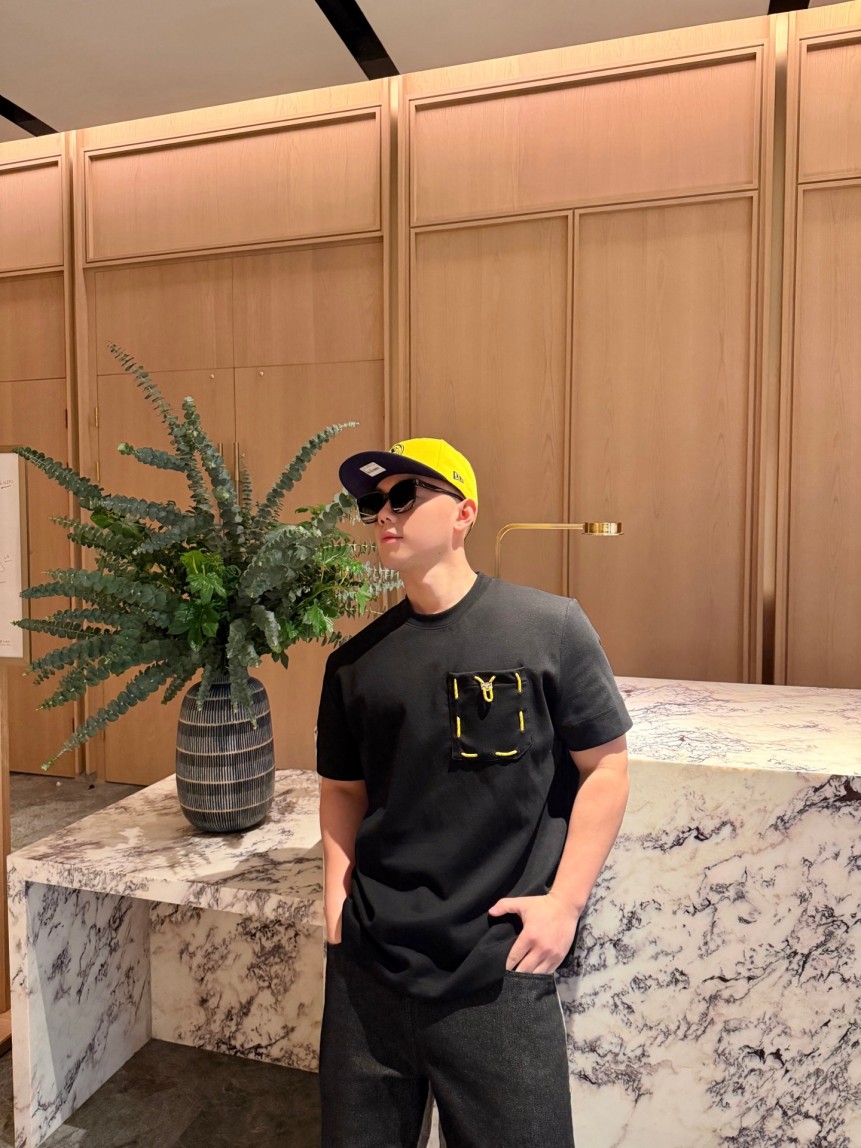 フェンディのメンズ・レディース半袖Tシャツが叶える、上質で洗練された日常スタイル