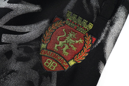 バレンシアガ×スポーツ コラボ ヘビーワークマンシリーズ 刺繍入りダメージデニムパンツ