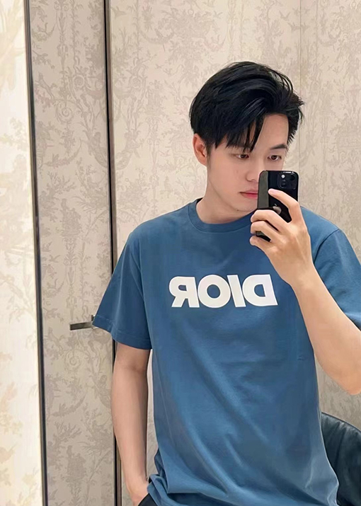 ディオール  フロントには白いロゴ入り半袖Tシャツ