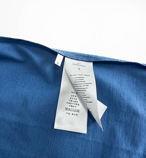 ディオール  フロントには白いロゴ入り半袖Tシャツ