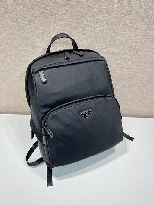 プラダ  新しい三角マークのリュック