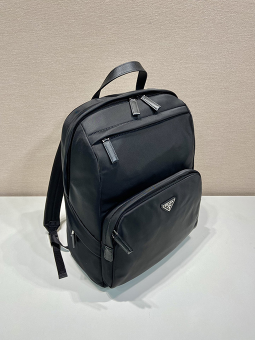 プラダ  新しい三角マークのリュック