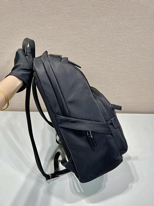 プラダ  新しい三角マークのリュック