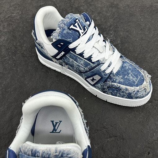 ルイヴィトン    ラバー LV アルファベットロゴスニーカー