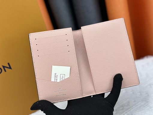 ルイヴィトン  猫のピンクのプリント財布 M60410