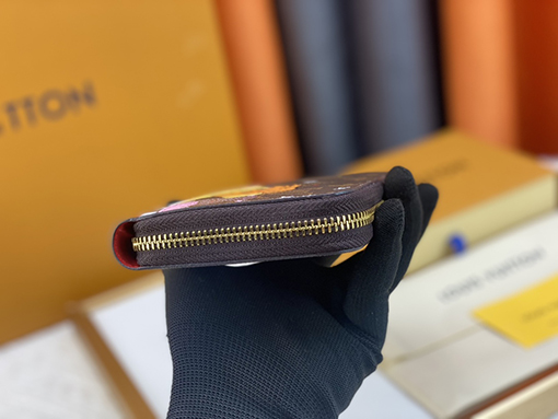 ルイヴィトン  カラフルなプリント記録マスコット財布  M81630
