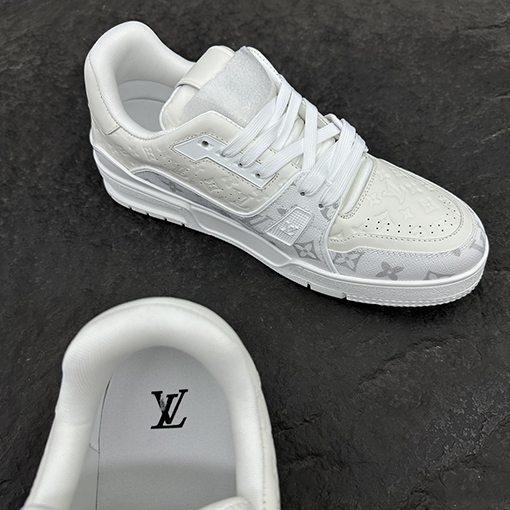 ルイヴィトン   ロゴモノグラムフラワー LV アルファベットスニーカー