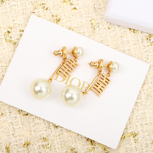 ディオール  Dior アルファベットサイズパールピアス