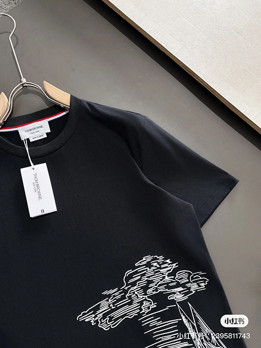 トムブラウン  オーシャンビューセーリングプリントスリット入りラウンドネック半袖Tシャツ