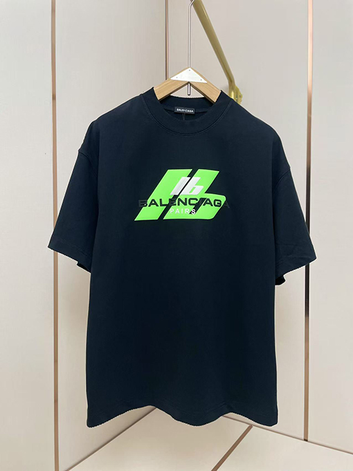 バレンシアガ新しいLBシリコンプリントTシャツ