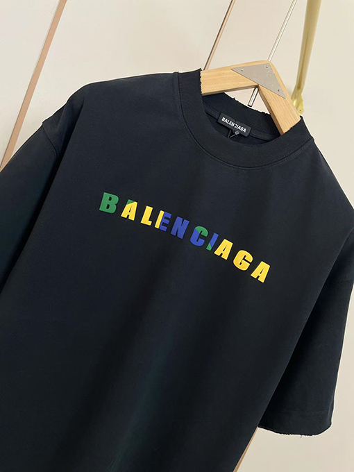 バレンシアガ立体色のアルファベットTシャツ