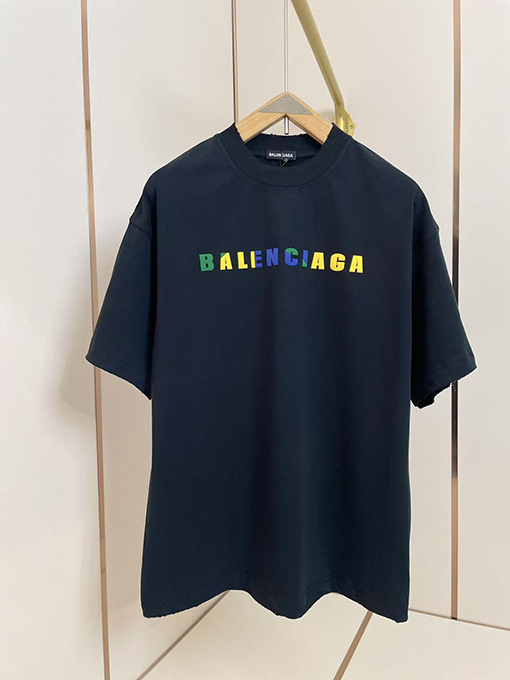 バレンシアガ立体色のアルファベットTシャツ