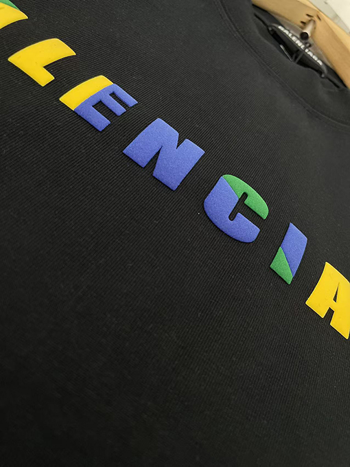 バレンシアガ立体色のアルファベットTシャツ