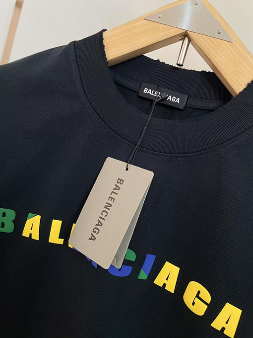 バレンシアガ立体色のアルファベットTシャツ
