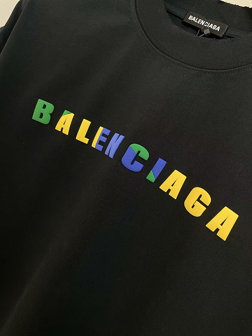 バレンシアガ立体色のアルファベットTシャツ