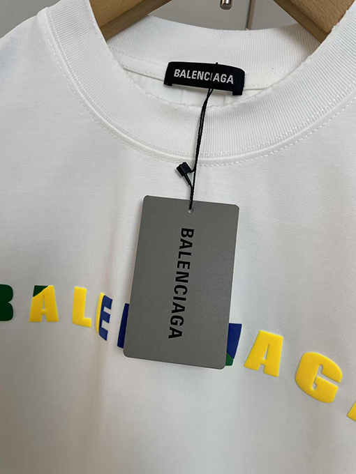 バレンシアガ立体色のアルファベットTシャツ
