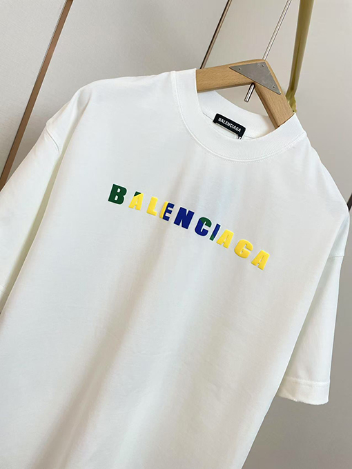 バレンシアガ立体色のアルファベットTシャツ