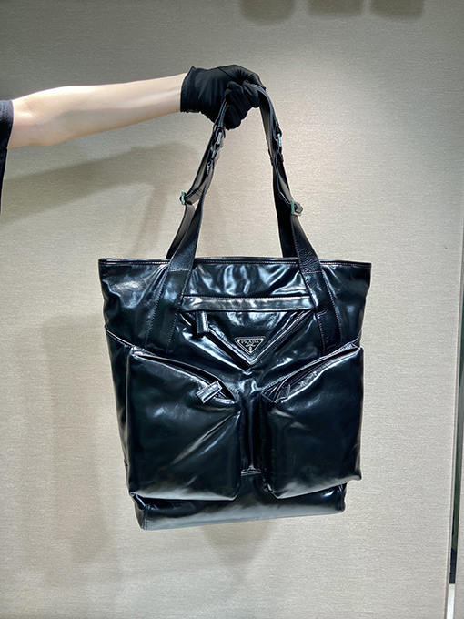 プラダ新しいトートバッグ