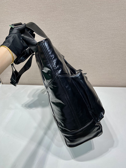 プラダ新しいトートバッグ