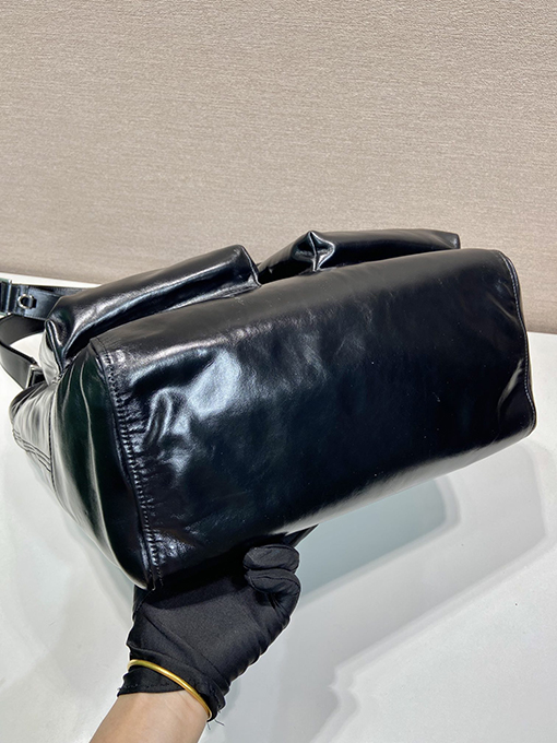 プラダ新しいトートバッグ