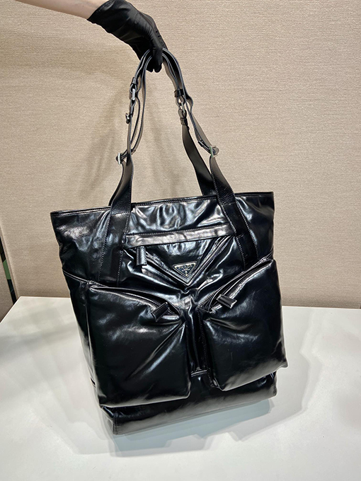 プラダ新しいトートバッグ