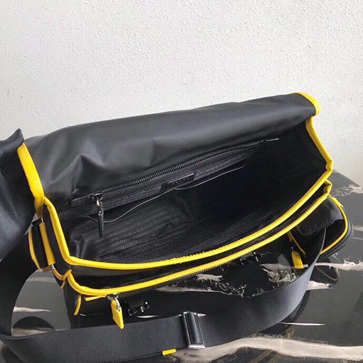 プラダメンズショルダーバッグ