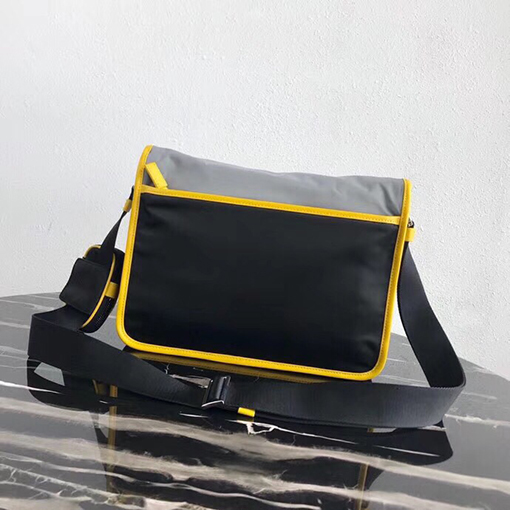 プラダメンズショルダーバッグ