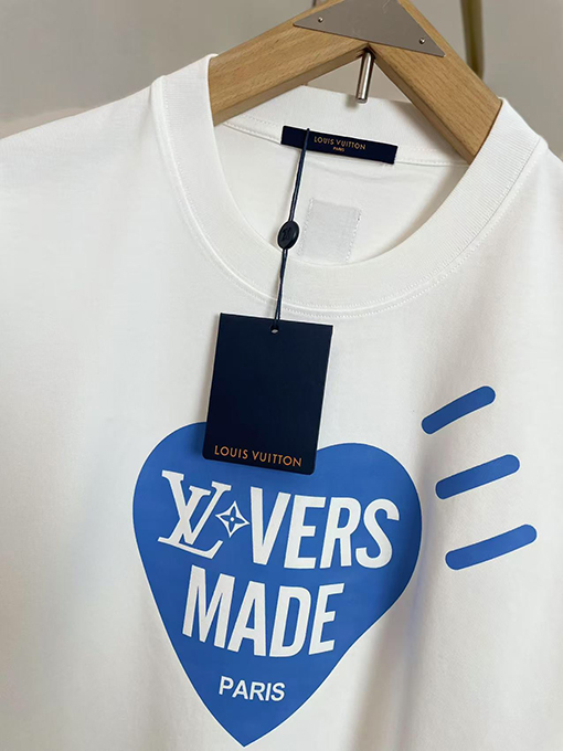 ルイヴィトン2025ショー愛のTシャツ