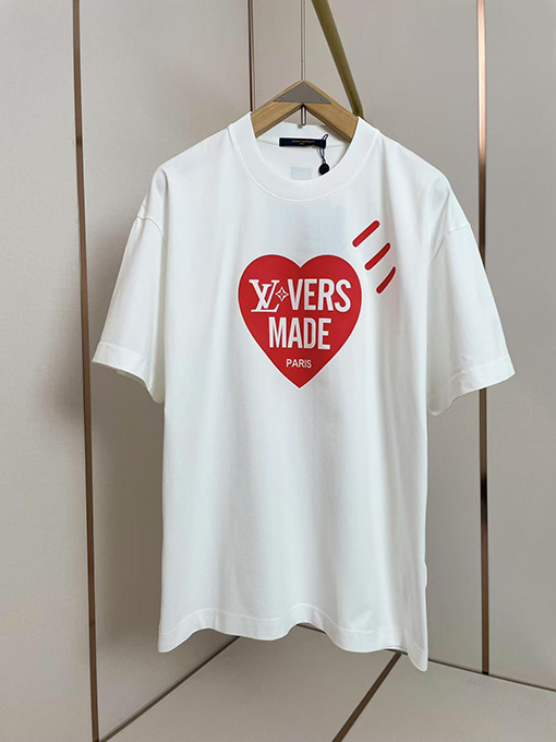 ルイヴィトン2025ショー愛のTシャツ