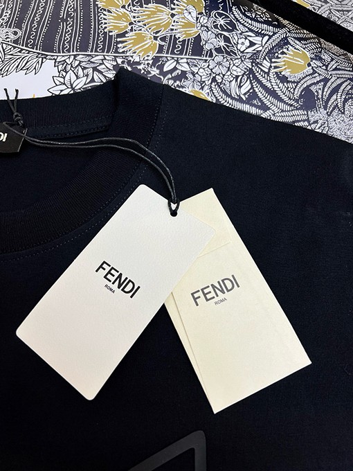 フェンディクラシックカラーTシャツ
