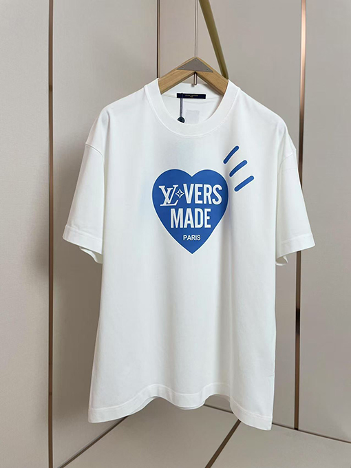 ルイヴィトン2025ショー愛のTシャツ