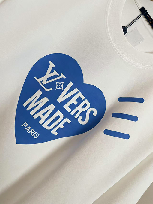 ルイヴィトン2025ショー愛のTシャツ