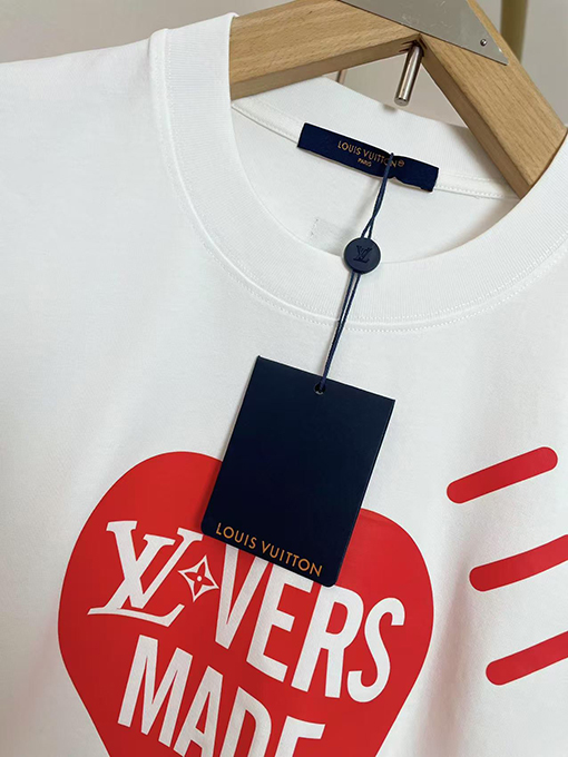 ルイヴィトン2025ショー愛のTシャツ