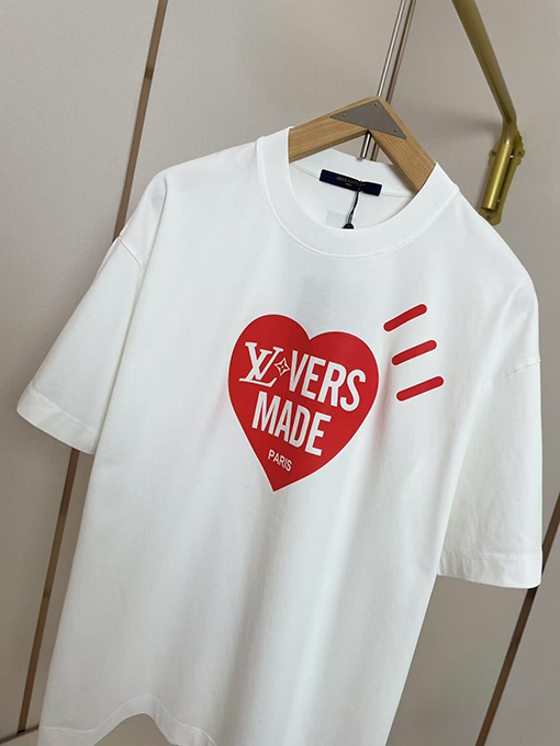 ルイヴィトン2025ショー愛のTシャツ