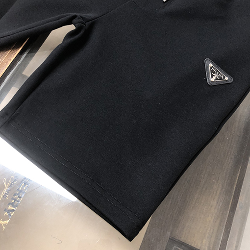 プラダコピー三角形のロゴが付いたショーツ