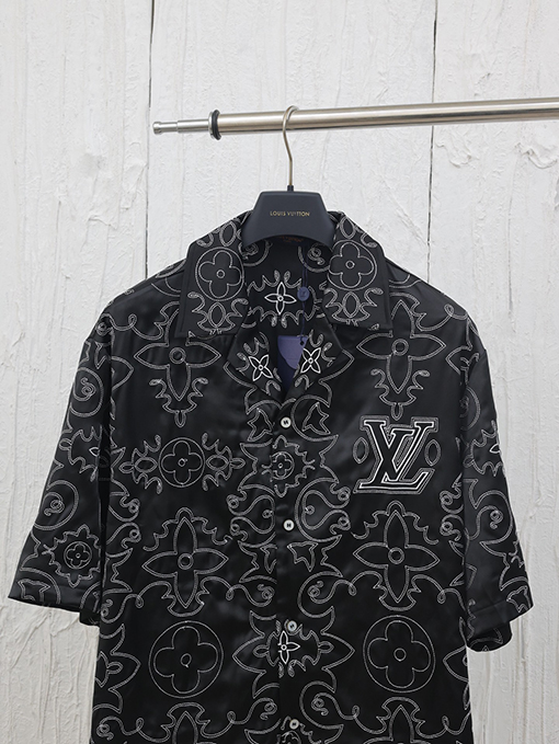 ルイヴィトン刺繍入りショートスリーブシャツ