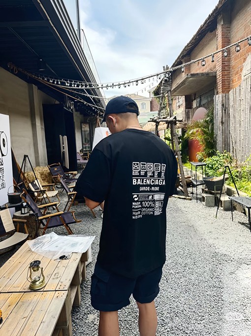 バレンシアガ新しいエコロゴ半袖Tシャツ