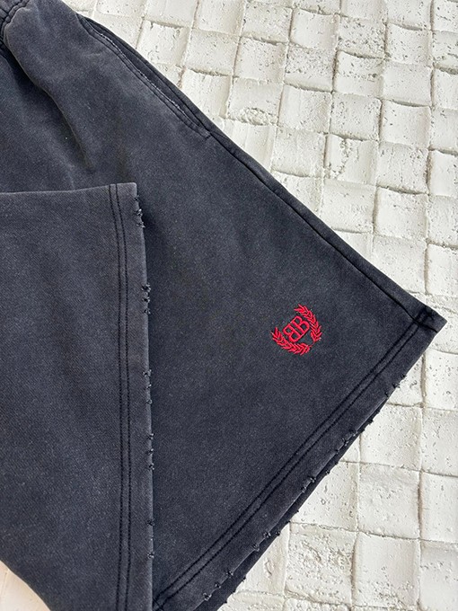 バレンシアガ麦穂刺繍が際立つヴィンテージ風スウェットショーツ
