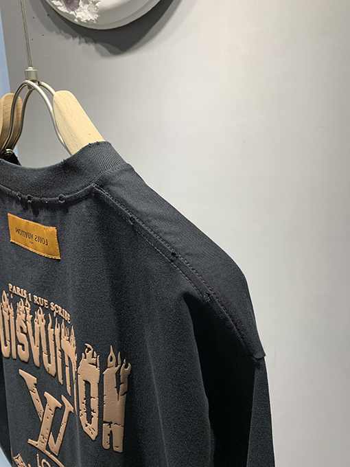 ルイヴィトンスーパーコピー新しいロゴフォームTシャツ