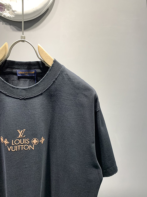 ルイヴィトンスーパーコピー新しいロゴフォームTシャツ